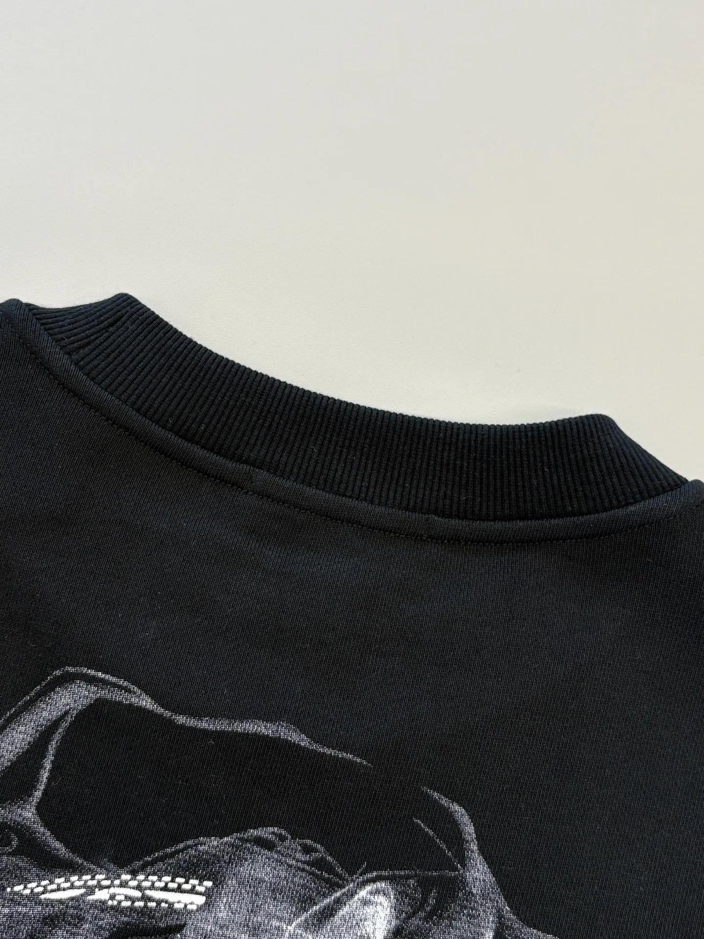 P250 [High Quality] Chrome Hearts Embroidered Horseshoe Rivets🪡+Watermark Letters‼ ️Round neck sweatshirt *Customized 420g terry cotton fabric, soft, skin-friendly and comfortable *Embroidery process: front horseshoe print + rivet embroidery *A very simple and elegant classic continuation. It is unparalleled in terms of upper body comfort, interpreting your luxury and taste, and creating your fashion style and charm. Three complete standards. Same style for men and women. 𝐂𝐎𝐋𝐎𝐔𝐑: Black/White 𝐒𝐈𝐙𝐄: S-XL